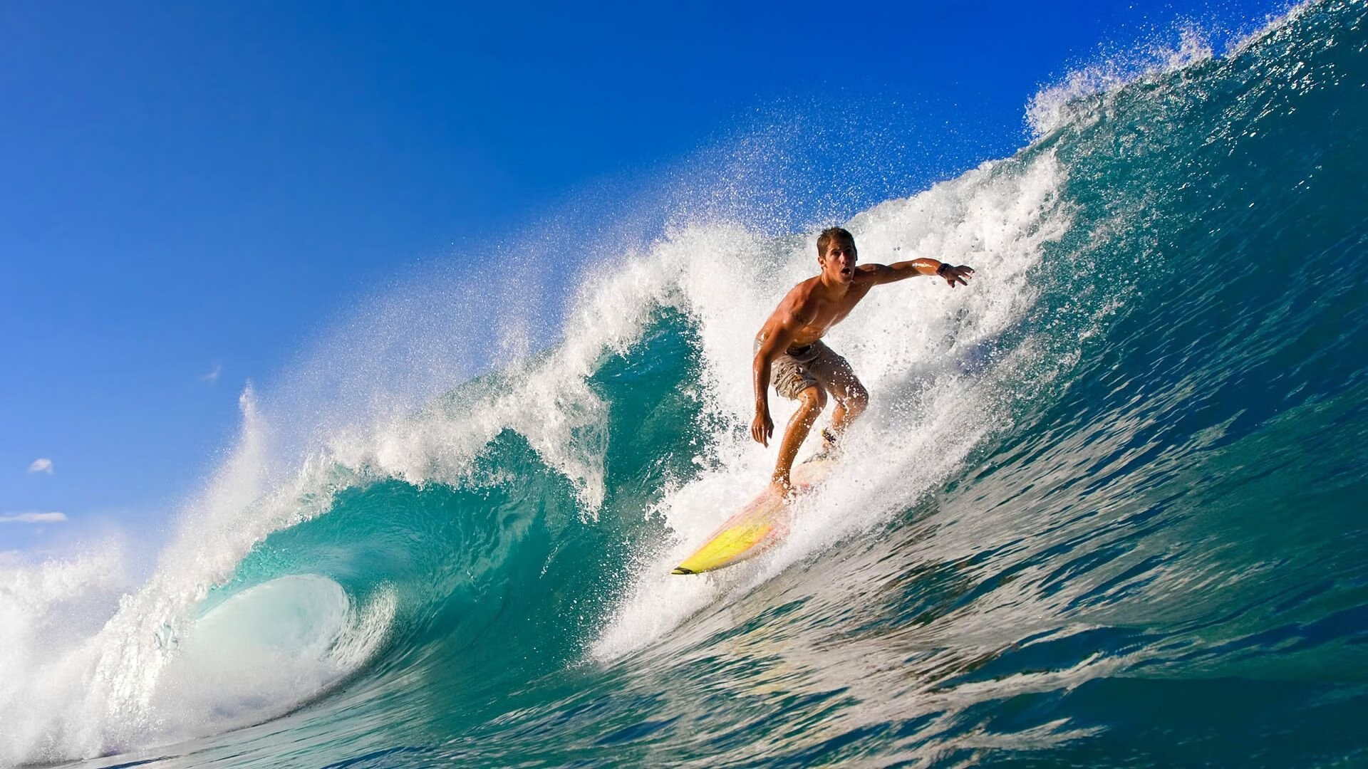 比赛中球员们百分百投入，为荣誉而战，比赛时将球员罚出场外的牌子为